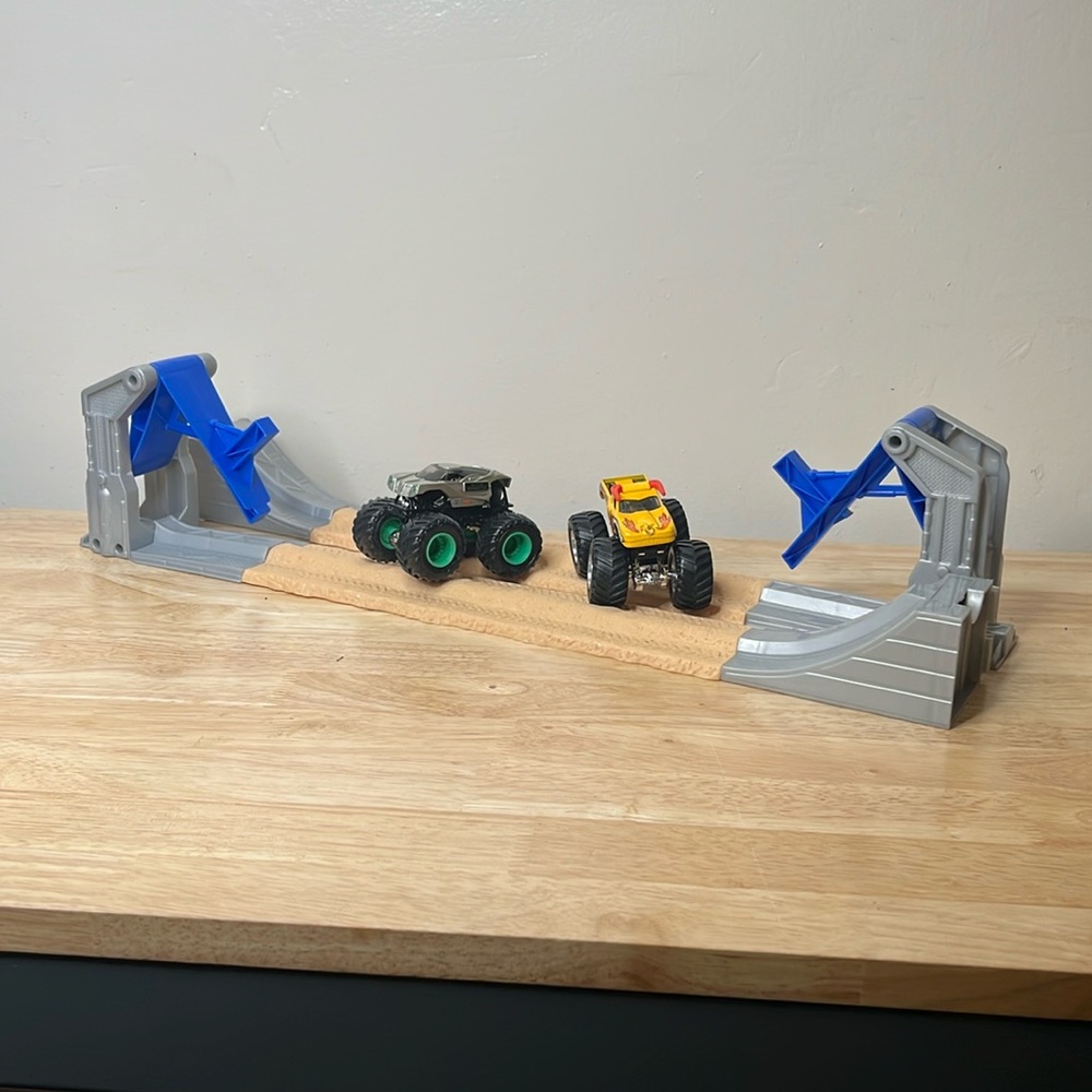 Hot Wheels Monster Trucks Double Destruction Slam Launchers Short Tracks & Ramps
